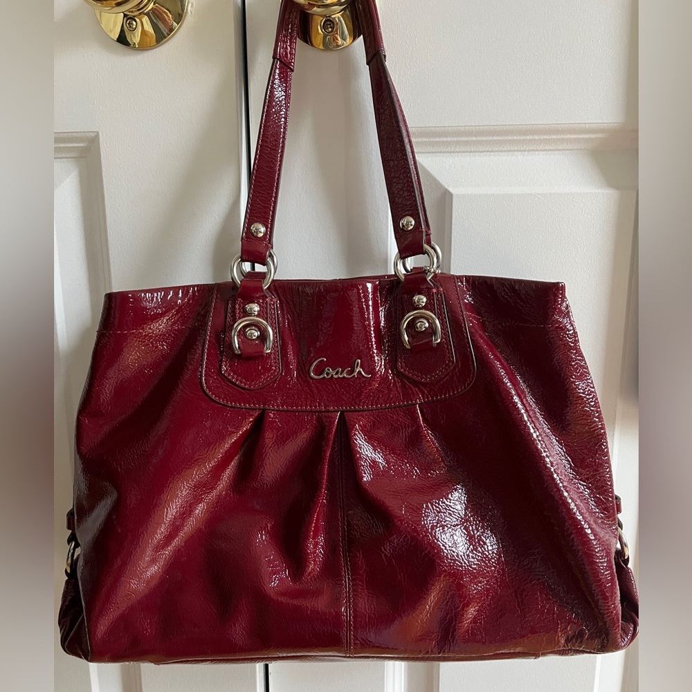 Vintage Coach shoulder bag patent leather in beautiful red wine color